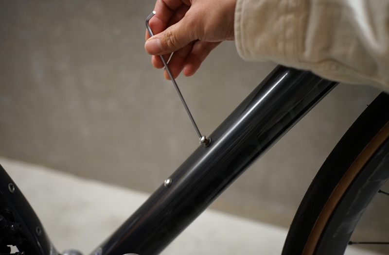 ボールポイント側に持ち替えて素早く取り外す