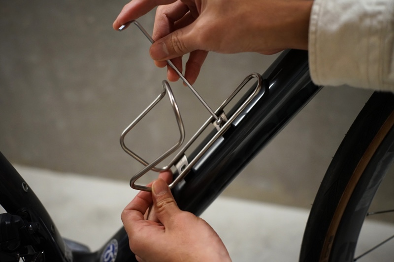 ボトルケージを取り付ける