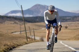 プロペルに乗る小俣さん