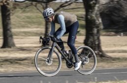 スーパーシックスエボに乗る吉本さん