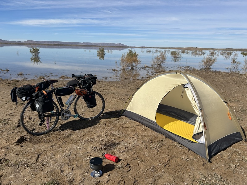 サハラ砂漠のオアシスで休憩