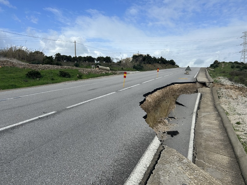 崩落したモロッコの国道