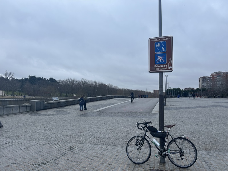 マンサナレス川沿いのサイクリングルート