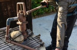 井戸水を汲み上げる