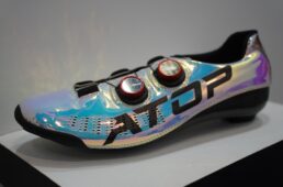 エートップのエナメルシューズ