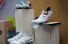 ヴォーメントのシューズ