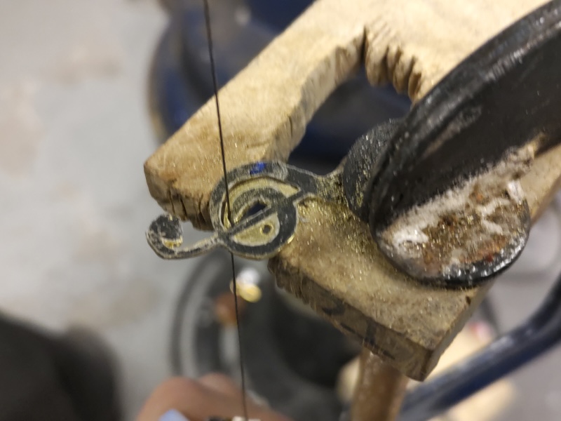 ロゴは全て楽器から作った板から糸鋸で切り出す