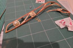 テナーサックスのキーガードを切断して成形している様子