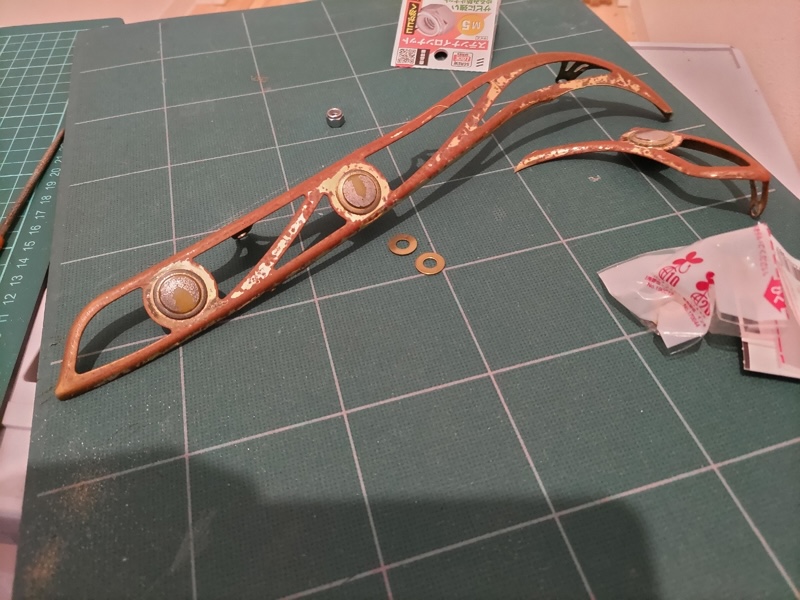 テナーサックスのキーガードを切断して成形している様子