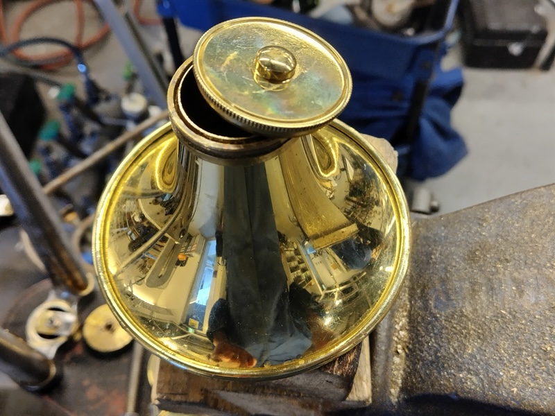 コルネットの根元にチューバのバルブキャップのネジ山を取り付け、キャップを被せる