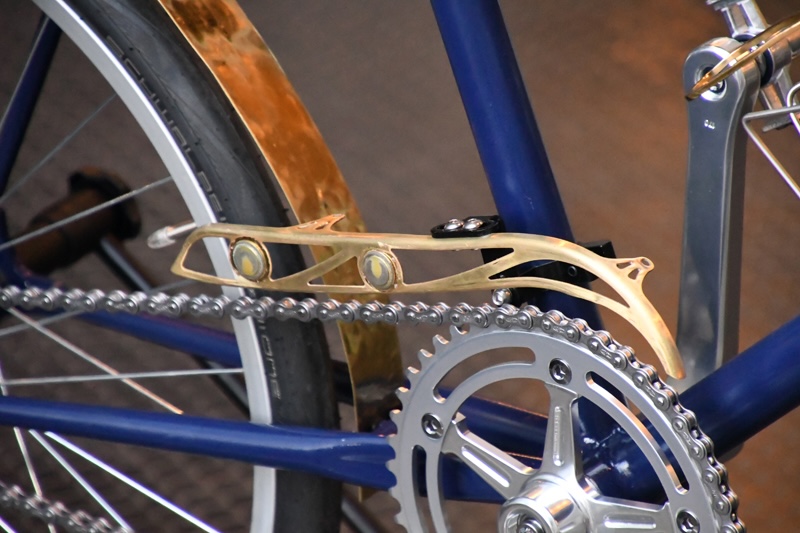 チェーンカバー