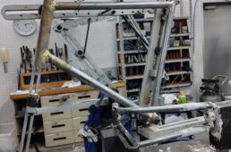 フレームの前三角とフロントフォークを作る様子