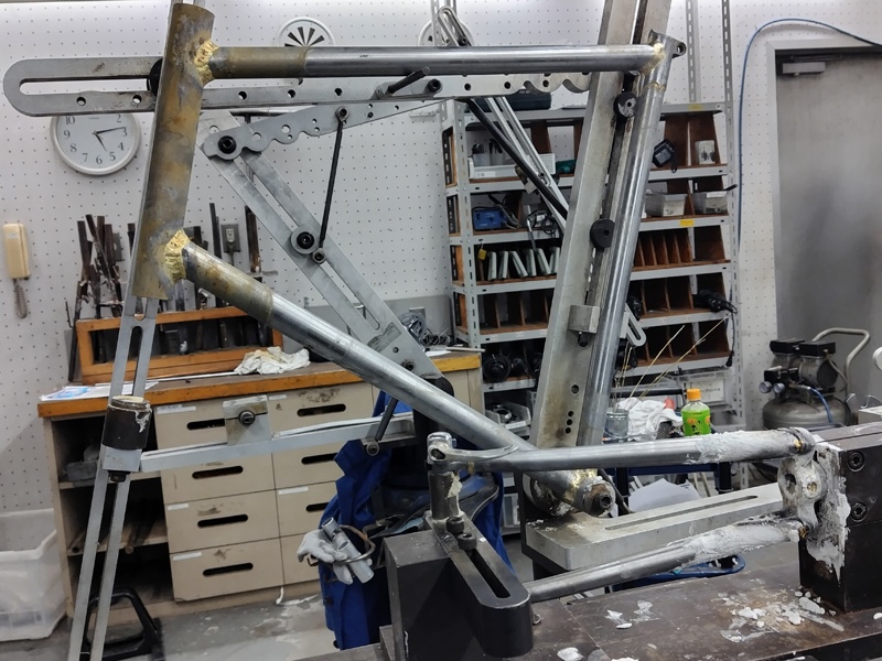 フレームの前三角とフロントフォークを作る様子