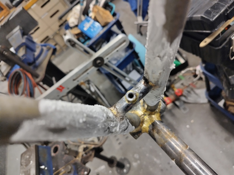 ダボ穴をブリッジに付ける