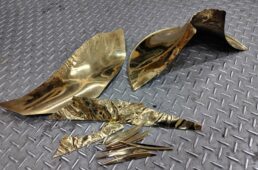 ホンルのベルを板に加工している様子