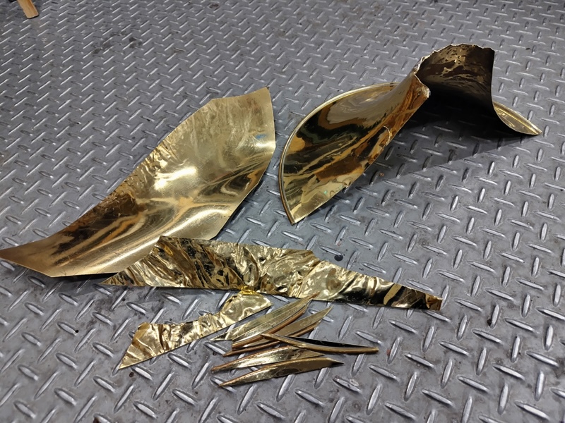 ホンルのベルを板に加工している様子