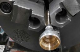 トランペットのマウスピースの内側を旋盤で切削