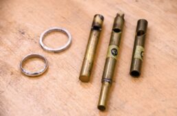 課題で製作する笛とリング