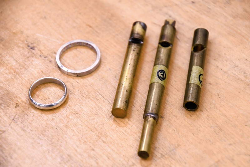 課題で製作する笛とリング