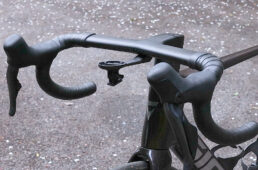 共通する一体型ハンドルバー