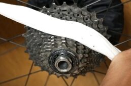 スプロケットをお掃除シートで拭く