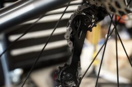 RDのプーリーケージの外側にチェーンが通っている例