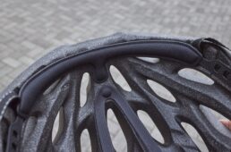 ヘルメット前部に取り付けられたパッド