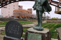 あやめ園に立つ伊太郎の像