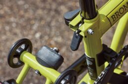 シートクランプ下部のレバーを解放