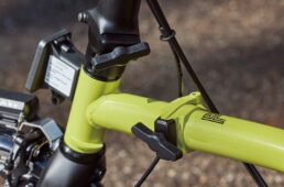 フレーム側のヒンジを回してリリース