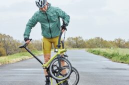 車体右側へヘッド部と前輪を畳む