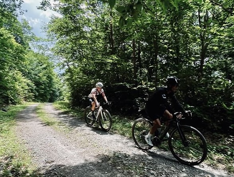 カズさんにライン取りを教わる猪野さん