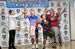 ネタをする安田大サーカスと手伝う平井伸治鳥取県知事