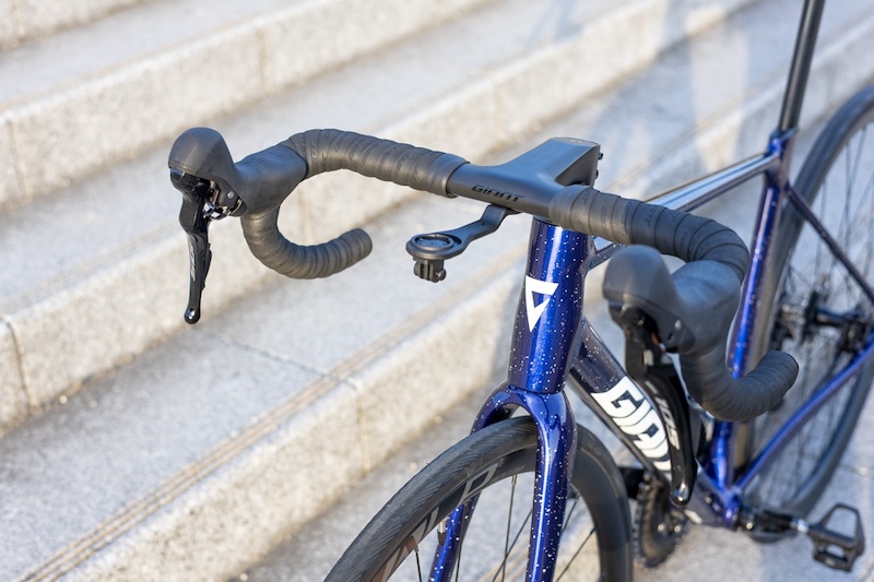 △ステム一体型のContact SLR Road Integratedカーボンハンドルバーを