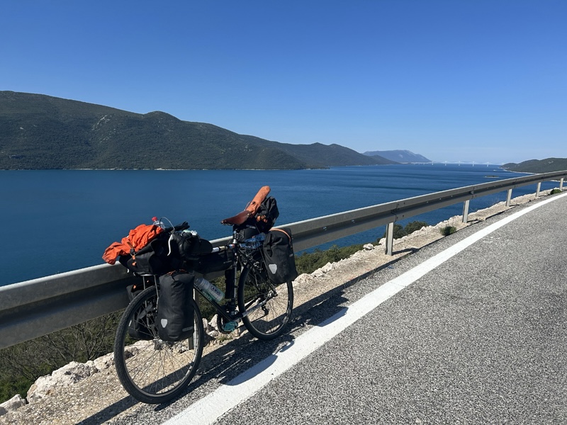 バルカン半島縦断記。国境を越え、クランクは壊れた――9日間866km、落車