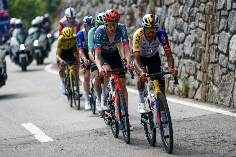 ティム・ケルン 写真集「The Peloton」自転車ロードレース コロンビアチャンピオンのベルナルがチームメートのアレンスマンの為に