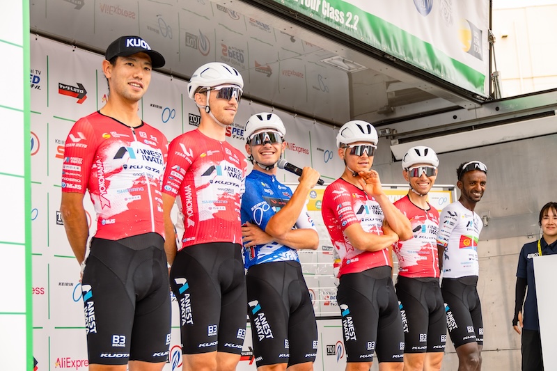 最終日のチームプレゼンに登壇するTEAM UKYO｜サイクルスポーツがお