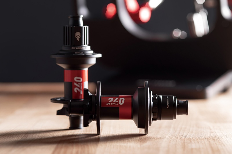 MTBのキックバックを防ぐ90ノッチのハブがDTスイスから登場｜サイクル