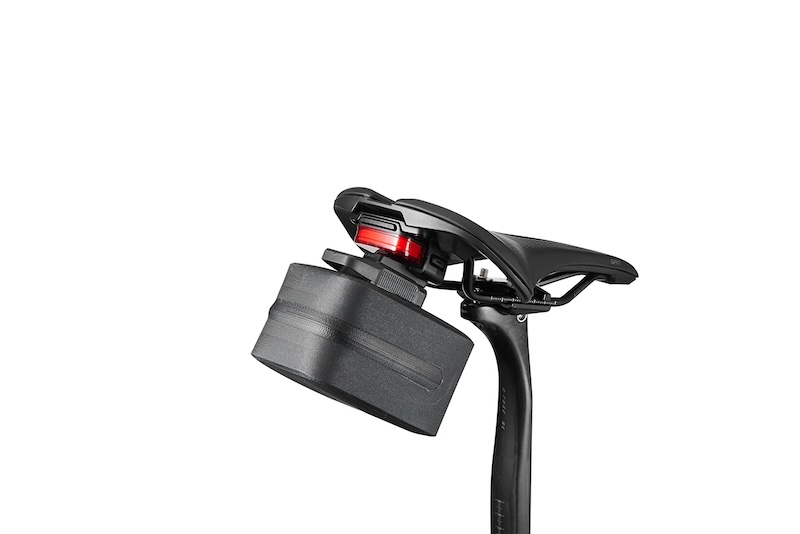 UNICLIP PRO WP SADDLE BAG 標準価格：7700円 片手で瞬時に着脱可能な