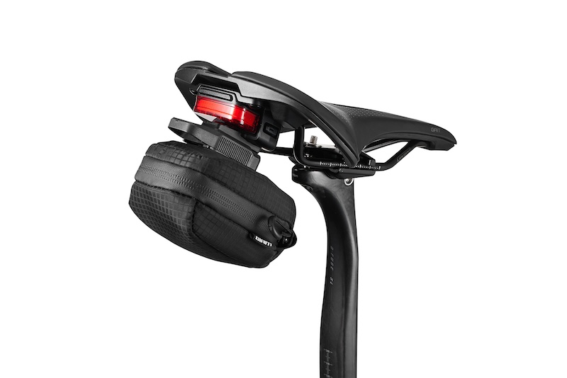 UNICLIP PRO WR SADDLE BAG 標準価格：5500円 片手で瞬時に着脱可能な