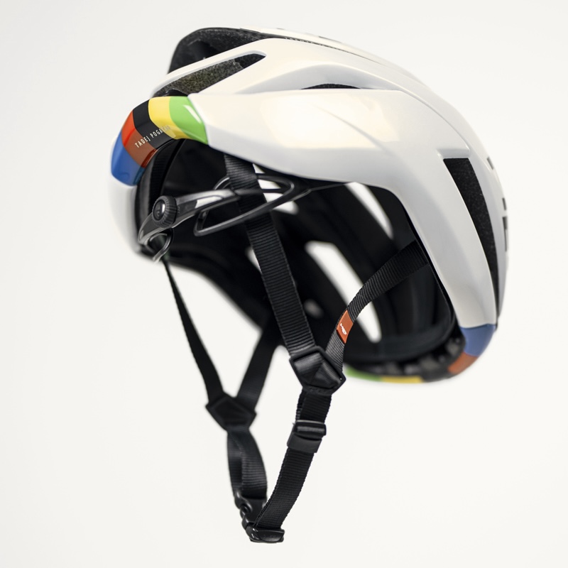 レインボー療法メソッド ポガチャルの世界王者戴冠を記念したMETの限定レインボーヘルメットが