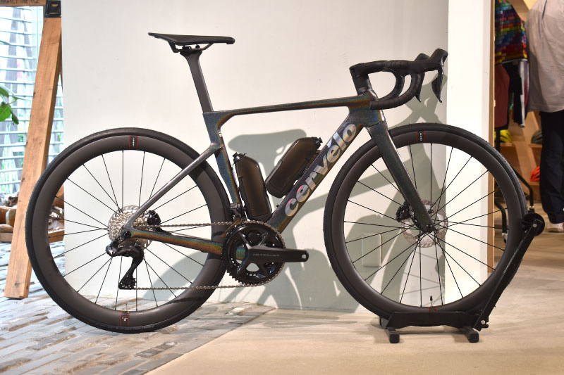 激*読様 アルテグラ di2 こちらは完成車の「ソロイスト アルテグラDi2」で、価格は129万8000円