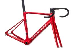 ホワイト、シルバー、マジョーラの3色セットのステッカーキットが付属