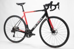 ホワイト、シルバー、マジョーラの3色セットのステッカーキットが付属