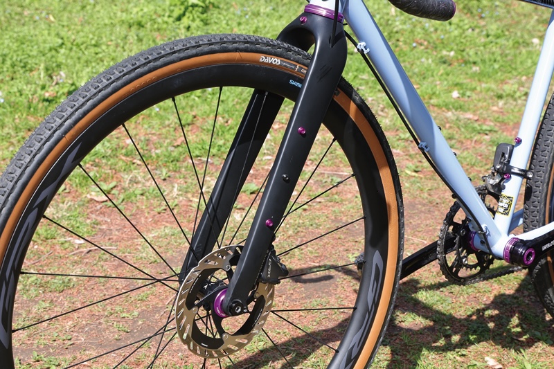 カーゴケージやフェンダーを装着できるフルカーボンフォーク｜サイクル