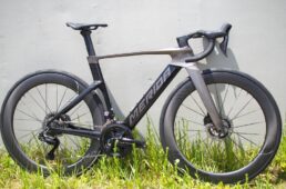 ホワイト、シルバー、マジョーラの3色セットのステッカーキットが付属