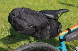 バイクパッキング入門 トピークが叶える！ グラベルバイクの旅する装い