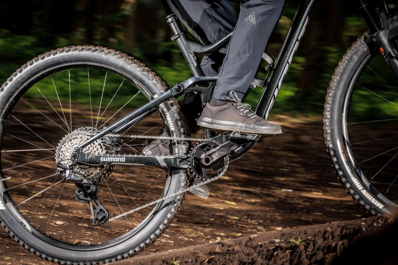 電動全盛でも「機械式」はアリ？ シマノの新型MTBコンポ「デオーレXT