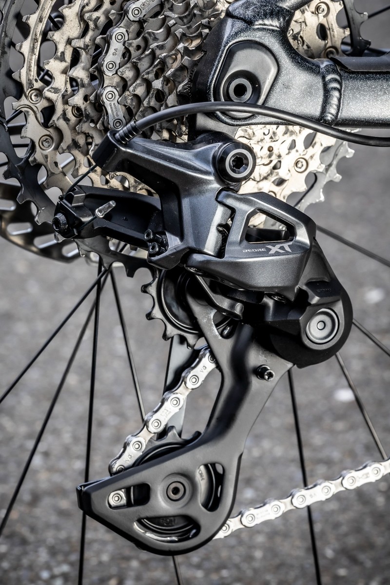 電動全盛でも「機械式」はアリ？ シマノの新型MTBコンポ「デオーレXT
