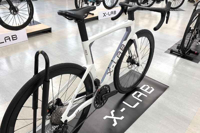 電動コンポ・ホイールまでカーボン・パワメ付きで完成車50万円!? X-LAB